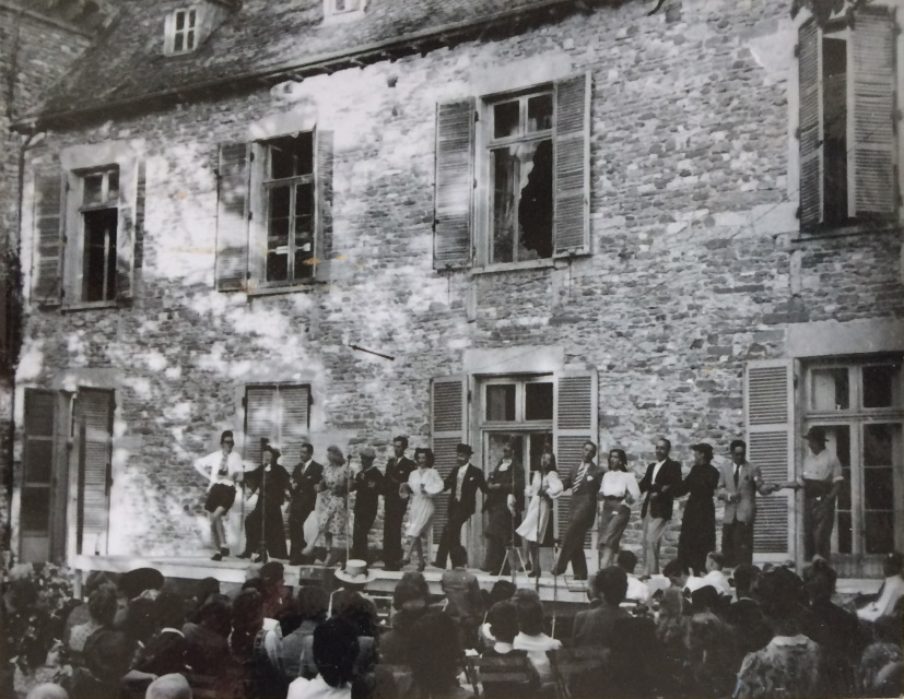 Troupe complète Sur les marches du Chateau Fête 31 aout 1947 -